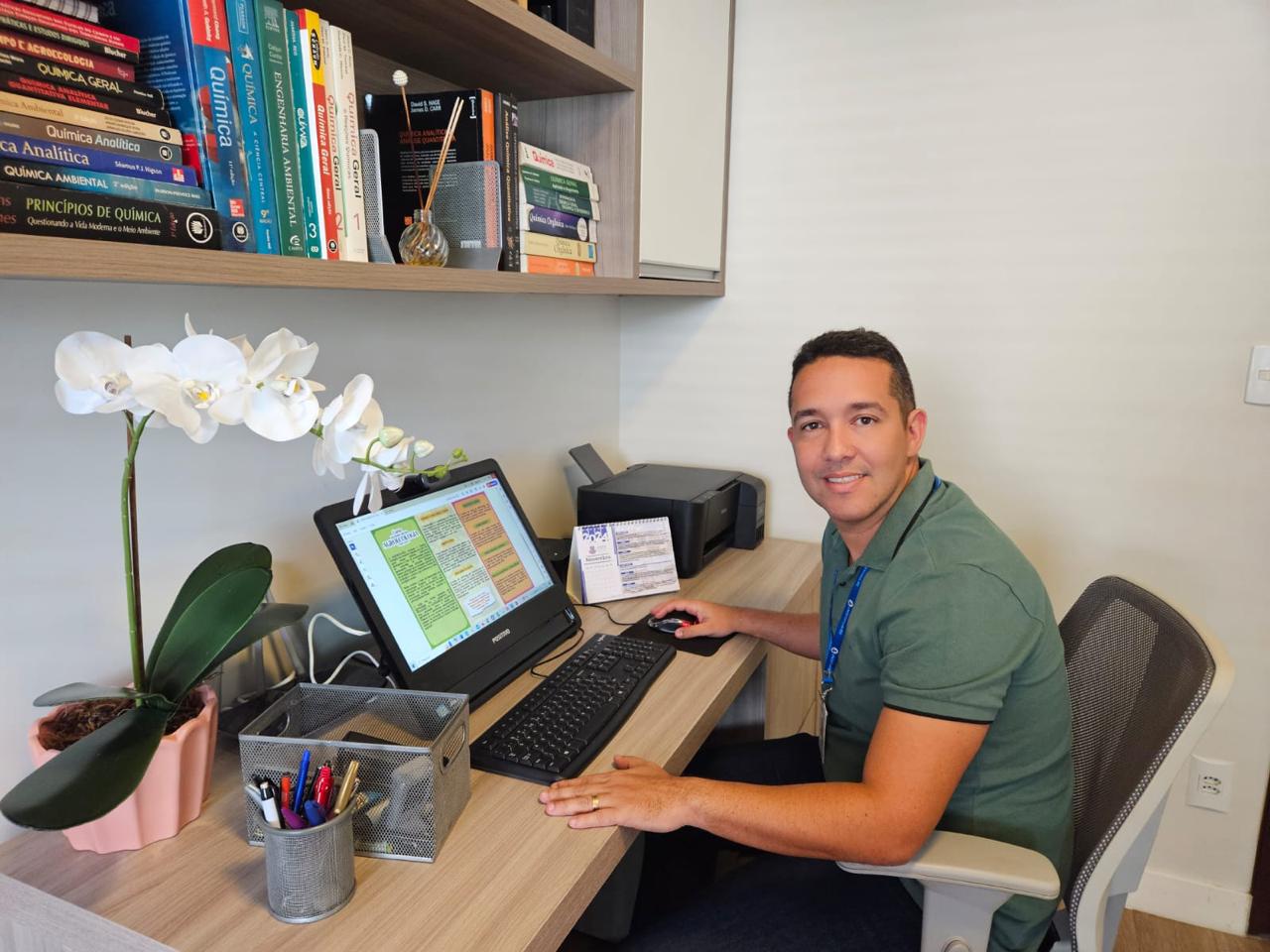 Professor Alan Garcia Cardoso da Silva em seu ambiente de trabalho